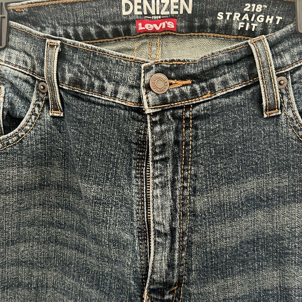 Men's DENIZEN Levi JEANS 38x34 darker wash Jean.
STRAIGHT CUT. Barely Worn